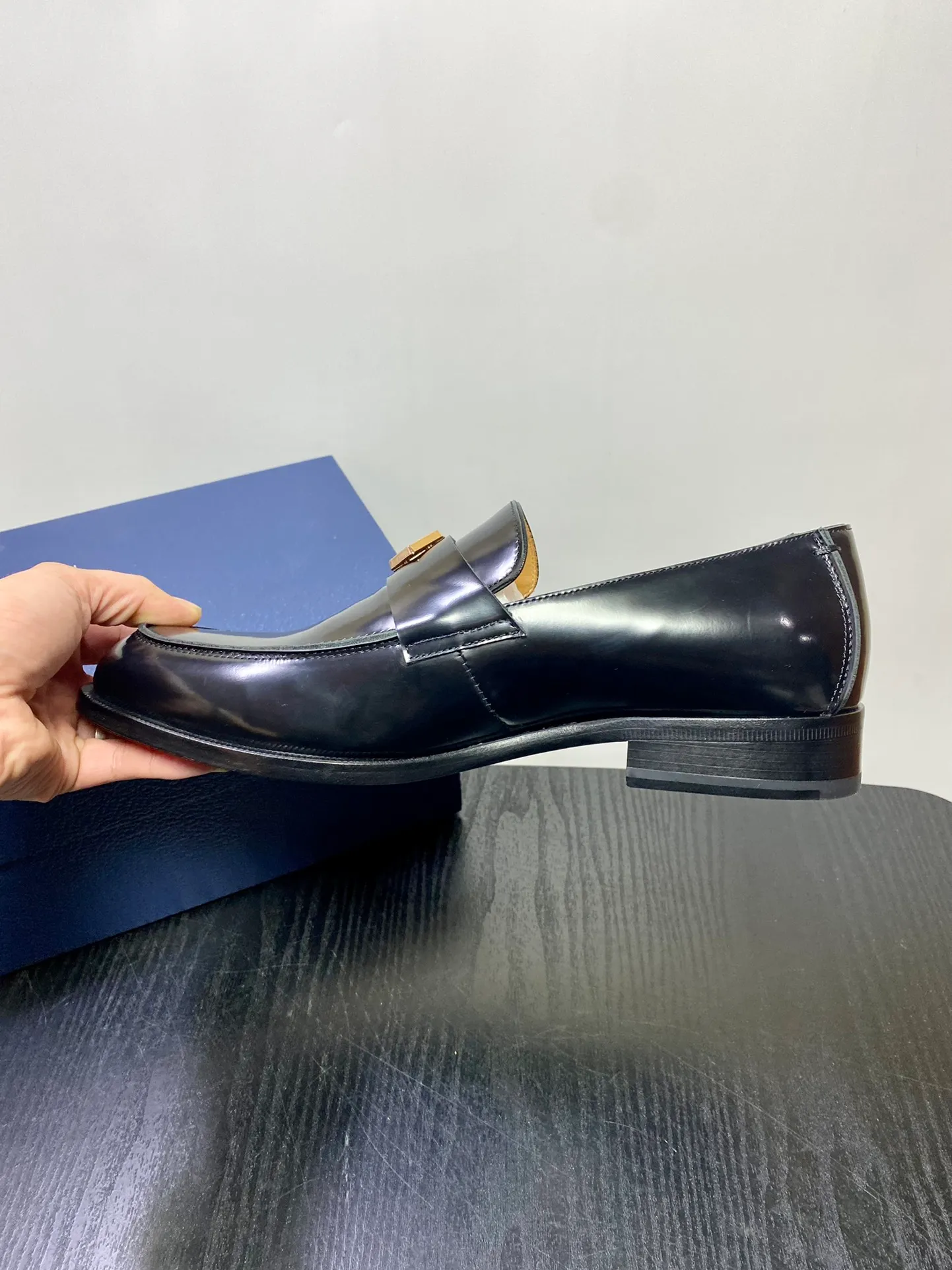 Men's shoes 💰960 Dior Derby shoes | Genuine leather sole formal leather shoes | Carefully crafted with open-edge beaded cowhide | Water-dyed cowhide lining | With classic lace-up closure | Exquisite embossed brand logo on the side | Glossy stacked heel design enhances style | Can be matched with formal or casual looks Size: 39-44 (customized at 38.45.46)